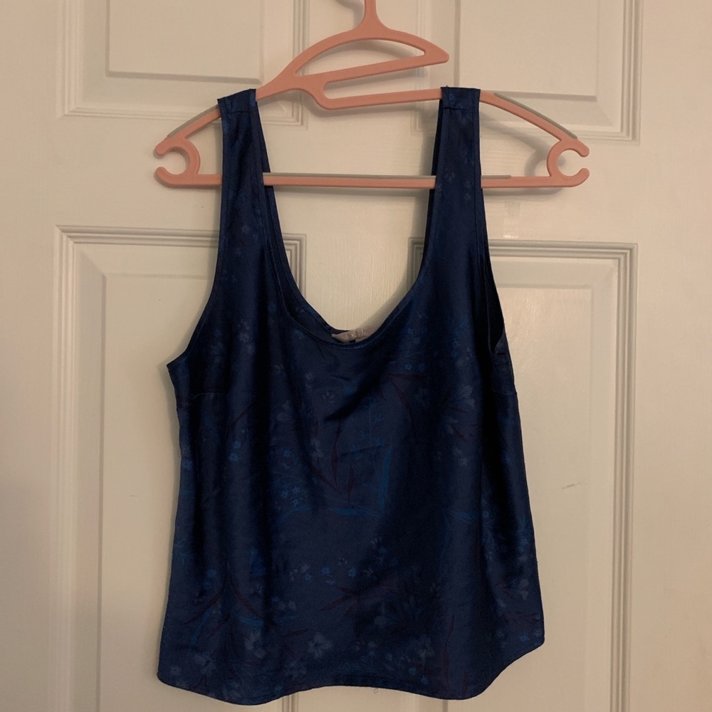 Beautiful silky Victoria’s Secret tank top. Soft blue floral print. Women’s L 💙